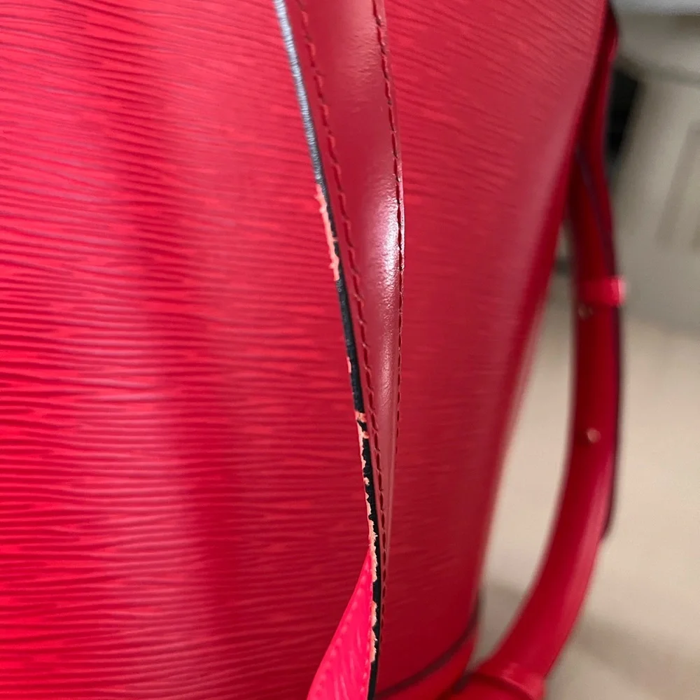 Red cluny epi shoulder bag - Picture 3 of 8